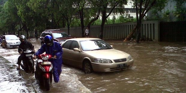 Индонезийские мотоциклисты и наводениния