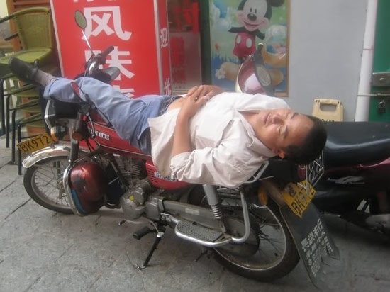 Можно ли спать на мотоцикле?! Часть 2 (15 фото)