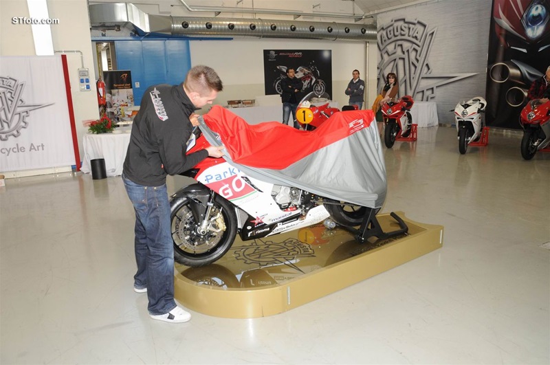 Команда MV Agusta Corse ParkinGO представила гоночный байк MV Agusta F3 2013