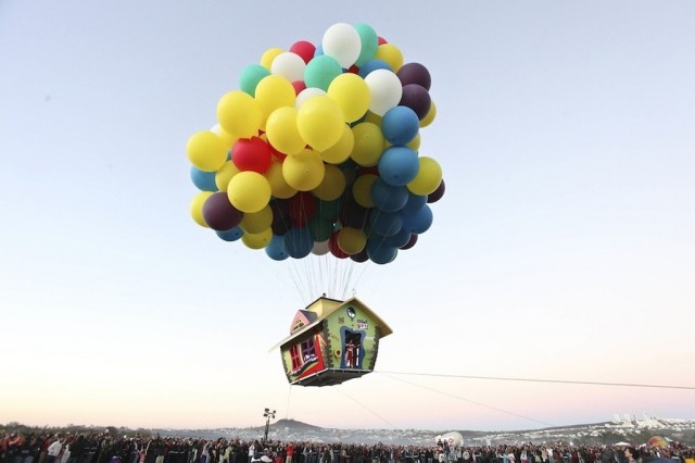 Поднятый в небо дом - на воздушных шариках