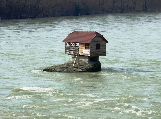 Дом на реке