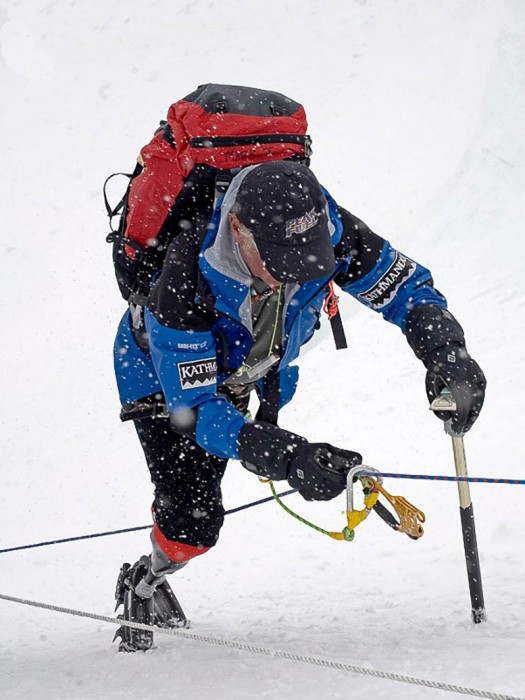 Безногий альпинист покорил Эверест