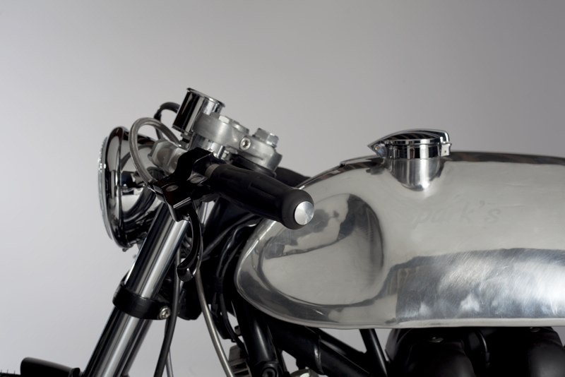 Кафе рейсер Triumph Bonneville 900 - Sparks Motorcycles