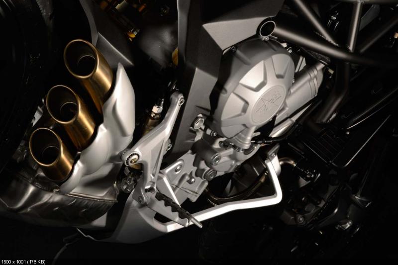 Студийные фотографии мотоцикла MV Agusta Rivale 800 2013